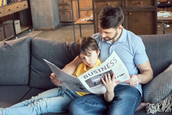 Vader en zoon lezen krant — Stockfoto