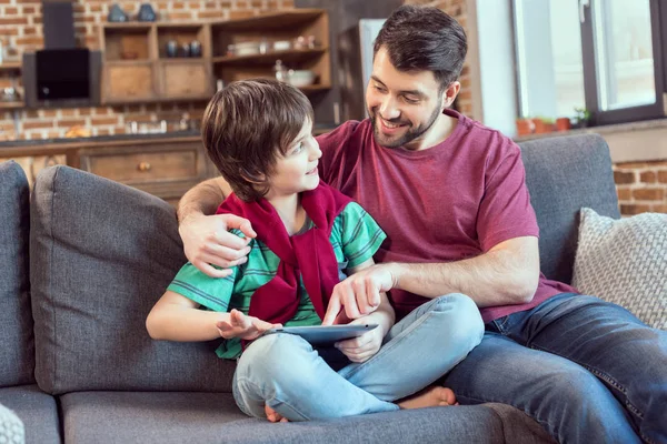 Père et fils utilisant la tablette — Photo