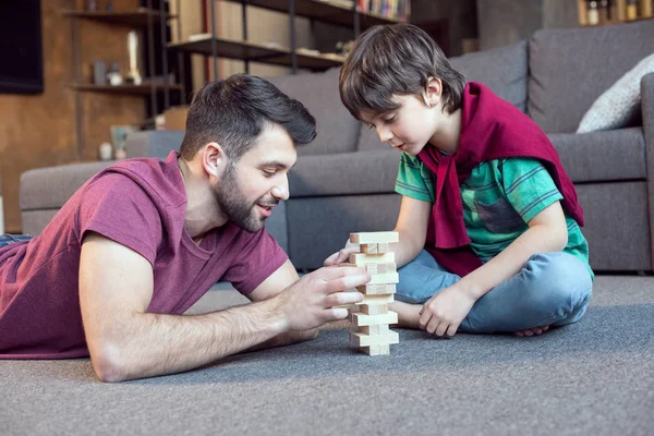 Father and son playing jenga — Stock Photo, Image