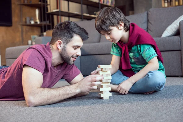 Apa és fia játék jenga — Stock Fotó