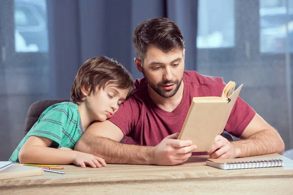 Pai ajudando filho fazendo lição de casa — Fotografia de Stock