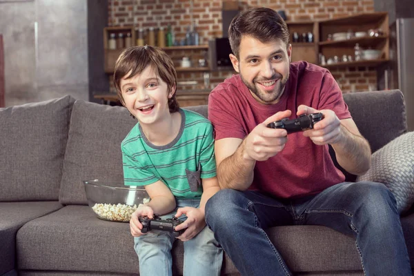 Pai e filho jogando videogame — Fotografia de Stock