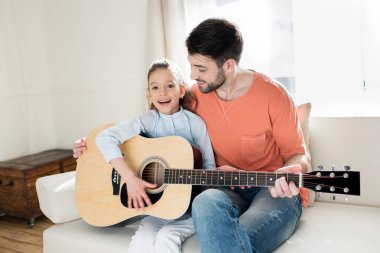 Baba ve kızı gitar çalmak