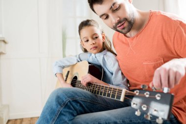 Baba ve kızı gitar çalmak
