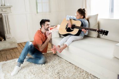 Baba ve kızı gitar çalmak 