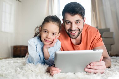 Baba ve kızı dijital tablet ile