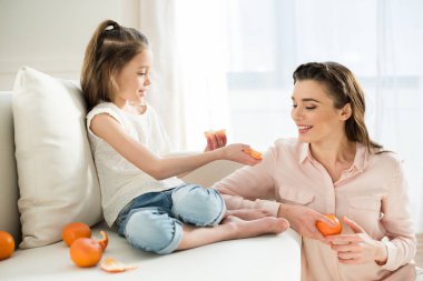 Anne ve kızı meyve ile