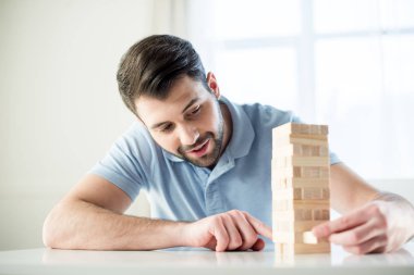 Jenga oyunu oynarken adam