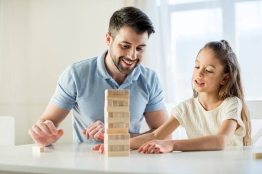 Jenga oyunu oynarken aile