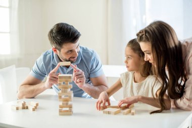 Jenga oyunu oynarken aile