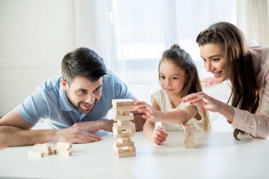 Jenga oyunu oynarken aile
