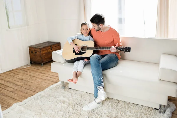 Ο πατέρας και η κόρη που παίζει κιθάρα — Φωτογραφία Αρχείου