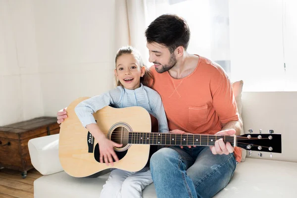 Pai e filha tocando guitarra — Fotografia de Stock