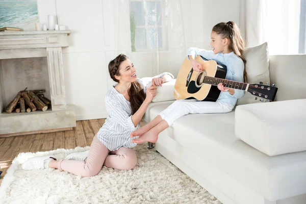 Μητέρα και κόρη που παίζει κιθάρα — Φωτογραφία Αρχείου