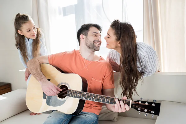 Família feliz com guitarra — Fotografia de Stock