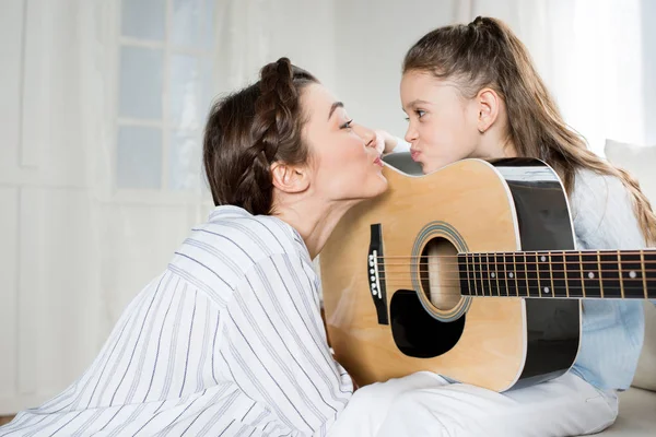 Moeder en dochter gitaarspelen — Stockfoto