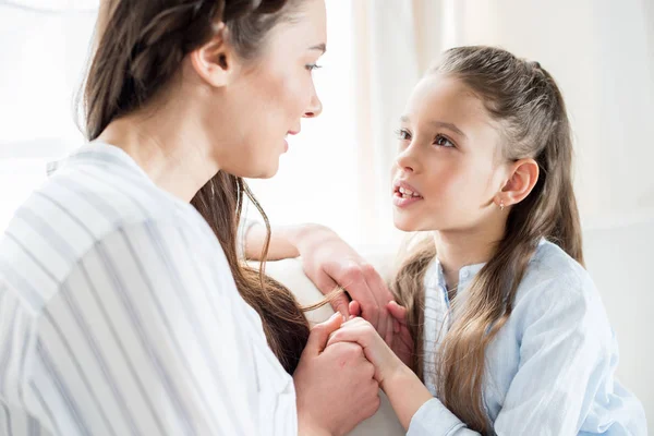 Feliz madre e hija — Foto de Stock