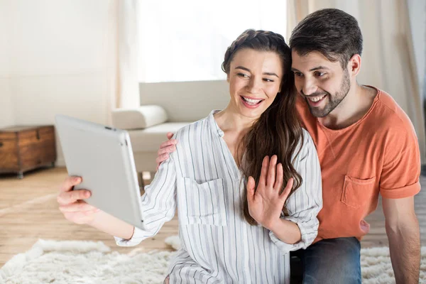 Casal com tablet digital — Fotografia de Stock