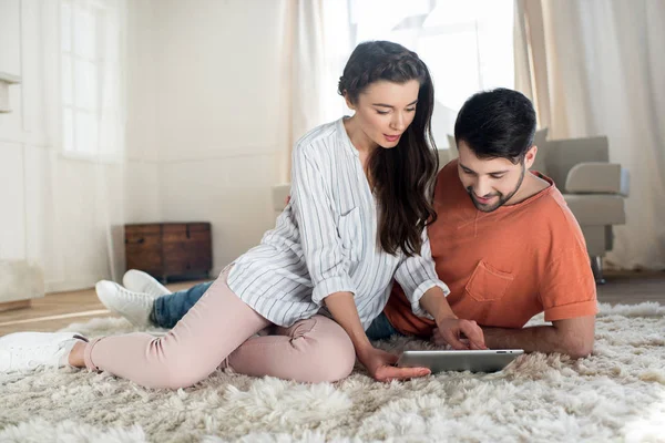 Couple with digital tablet — Stock Photo, Image