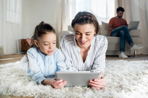 Mother and daughter with digital tablet — Stock Photo, Image