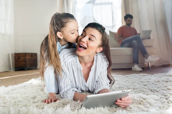 Anne ve kızı ile dijital tablet — Stok fotoğraf