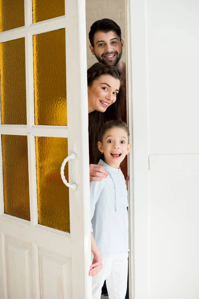 Familia feliz en casa — Foto de Stock