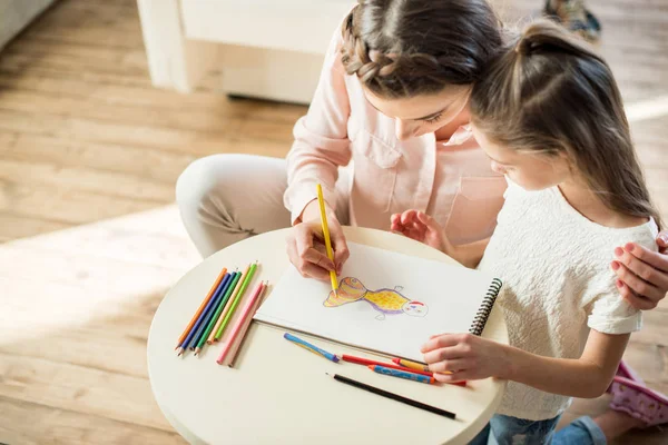 Mother drawing with daughter — Stock Photo, Image