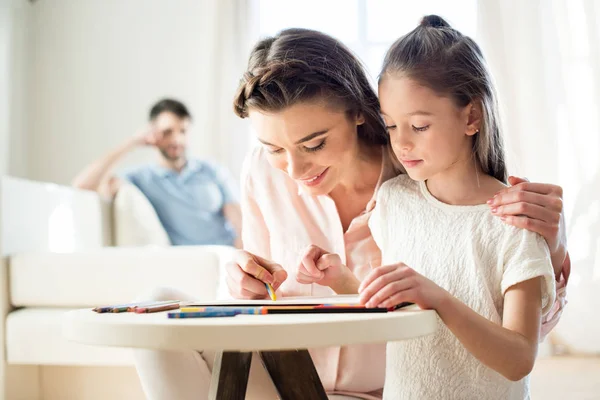 Mother drawing with daughter — Stock Photo, Image