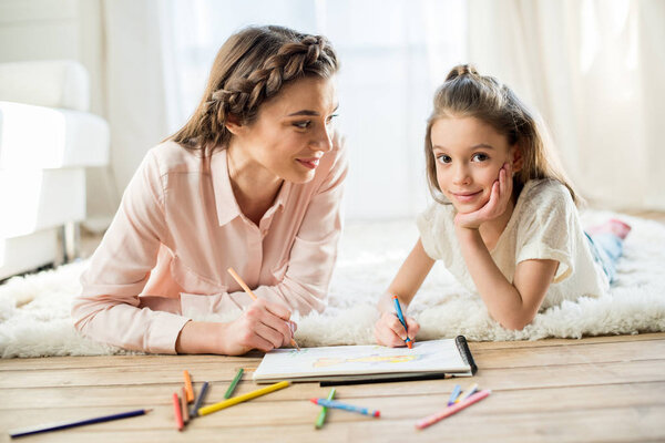mother drawing with daughter