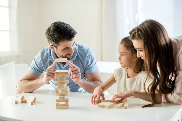 Familie spielt Jenga Spiel — Stockfoto