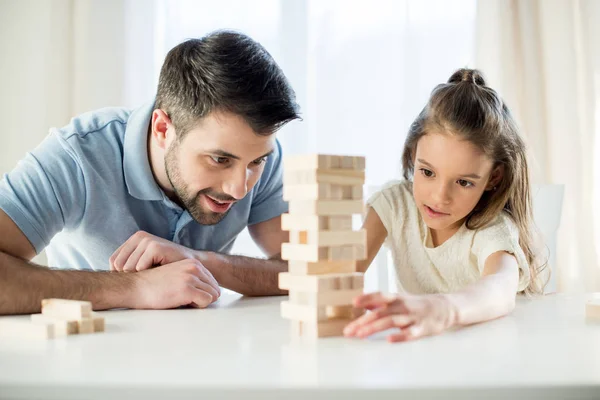 Família jogar jenga jogo — Fotografia de Stock