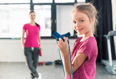 Anne ve kızı ile ip atlama 