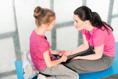 Anne ve kızı spor salonunda 