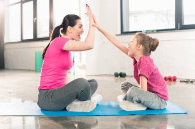 Anne ve kızı spor salonunda 