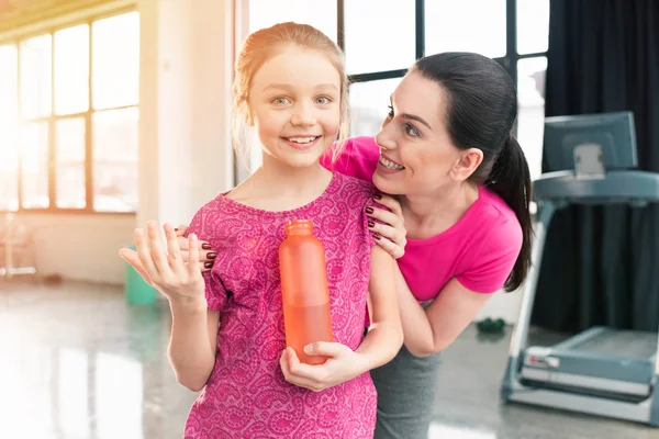 Mother and daughter with sports bottle — Stock Photo, Image