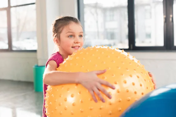 Meisje met fitness bal — Stockfoto