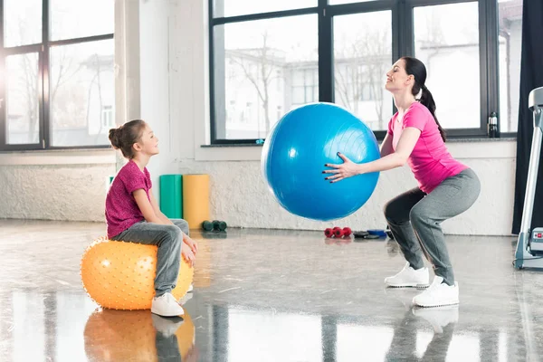 Мать и дочь с фитнес-шариками — стоковое фото