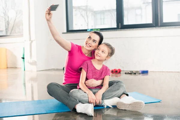 Matka a dcera berou Selfie — Stock fotografie