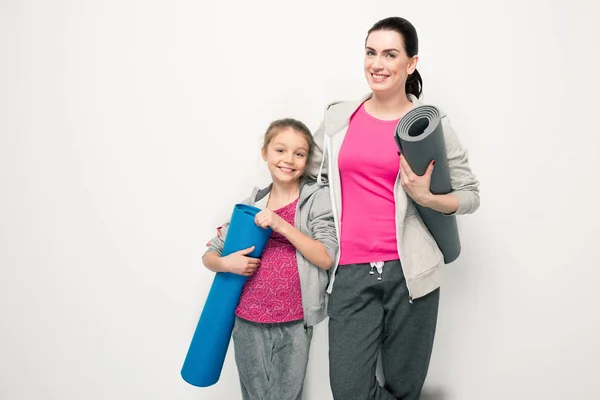 Anne ve kızı ile yoga paspaslar — Stok fotoğraf