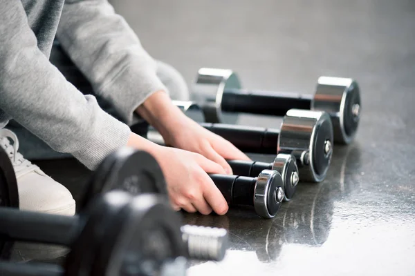 Menina exercício com halteres — Fotografia de Stock