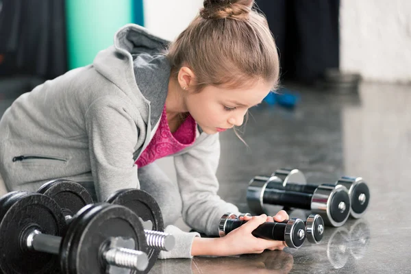 Girl exercising with dumbbells — Free Stock Photo