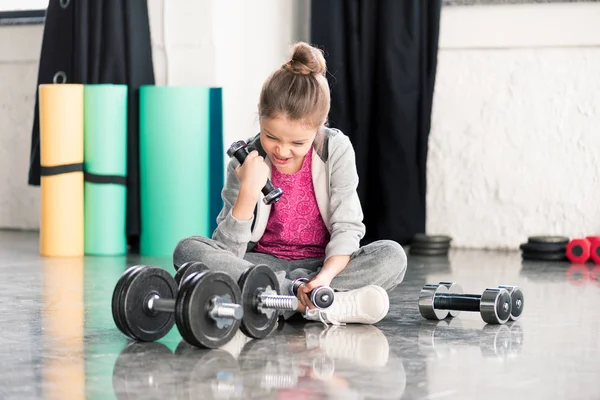 Menina exercício com halteres — Fotografia de Stock