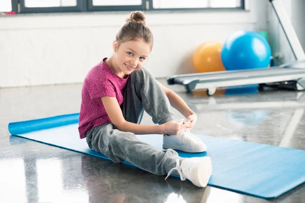 Girl tying shoelace — Stock Photo, Image