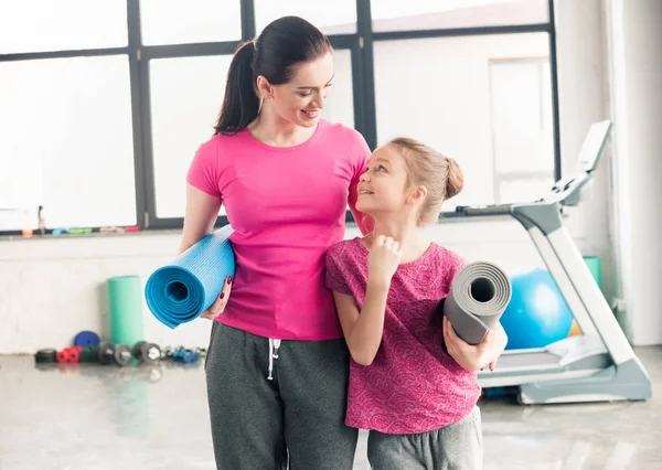 Mor och dotter med yogamattor — Stockfoto