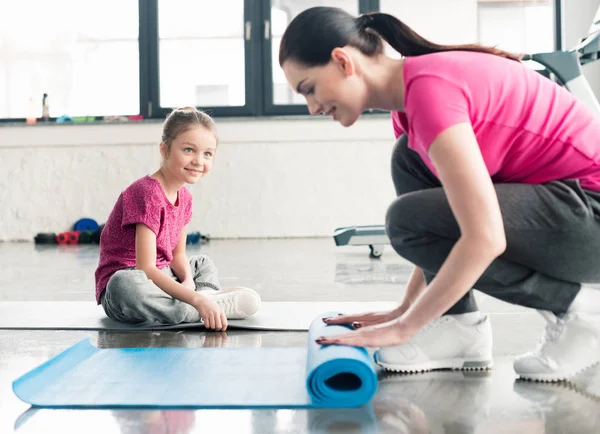 Madre e hija con colchonetas de yoga — Foto de Stock