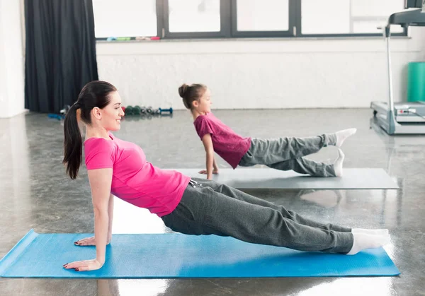 Mutter und Tochter praktizieren Yoga — Stockfoto