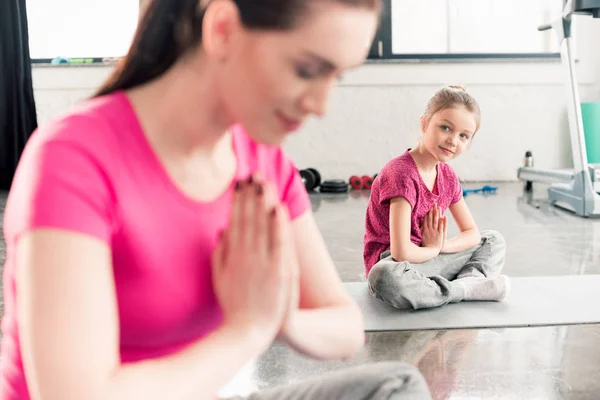 Mor och dotter i lotus pose — Stockfoto