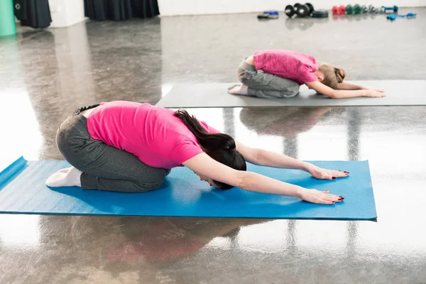 Mutter und Tochter praktizieren Yoga — Stockfoto