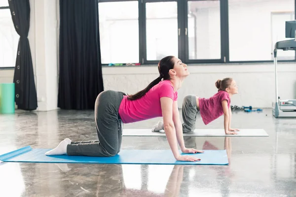 Anne ve kızı yoga yapıyor. — Stok fotoğraf