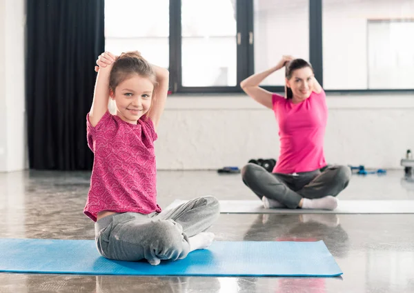 Mother and daughter stretching — Stock Photo, Image